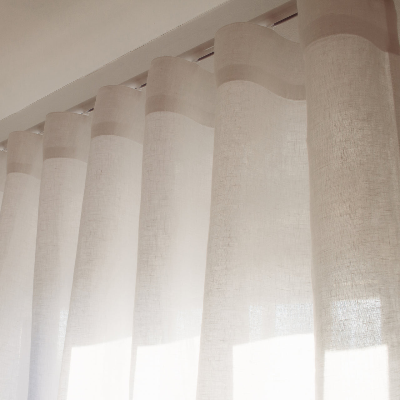 Wavefold linen curtain, Color: White