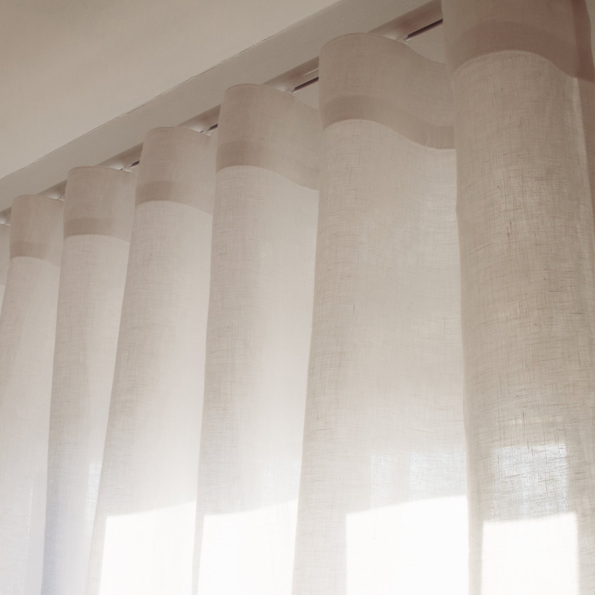 Wavefold linen curtain, Color: White