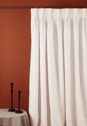 Triple pinch pleat, Color: Off-White